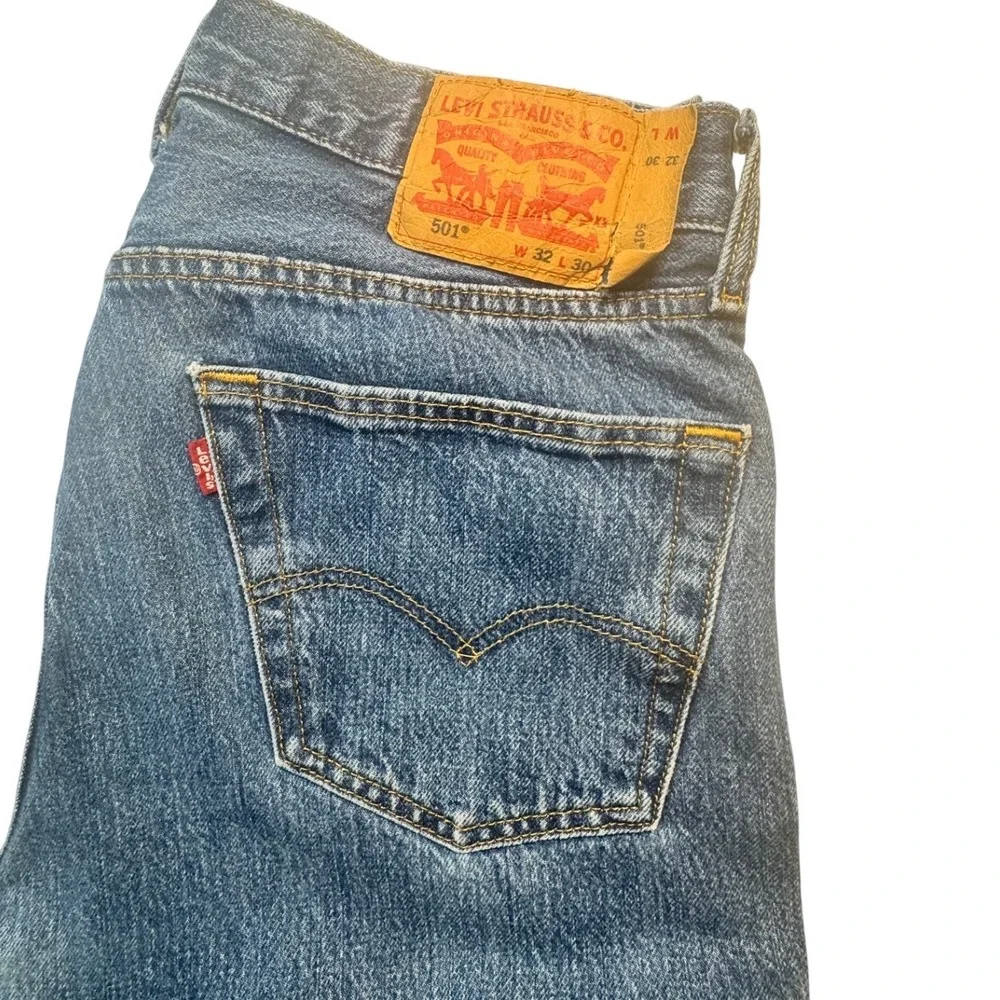 Levi's 501 Original Fit Jeans Men's 32x30 Med Wash Button Fly Straight Leg Denim